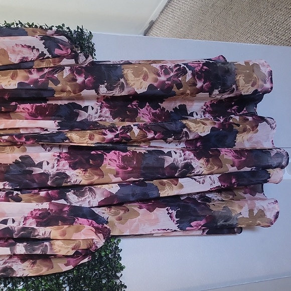 Elegant Floral Long Sleeve Dress - Picture 3 of 5